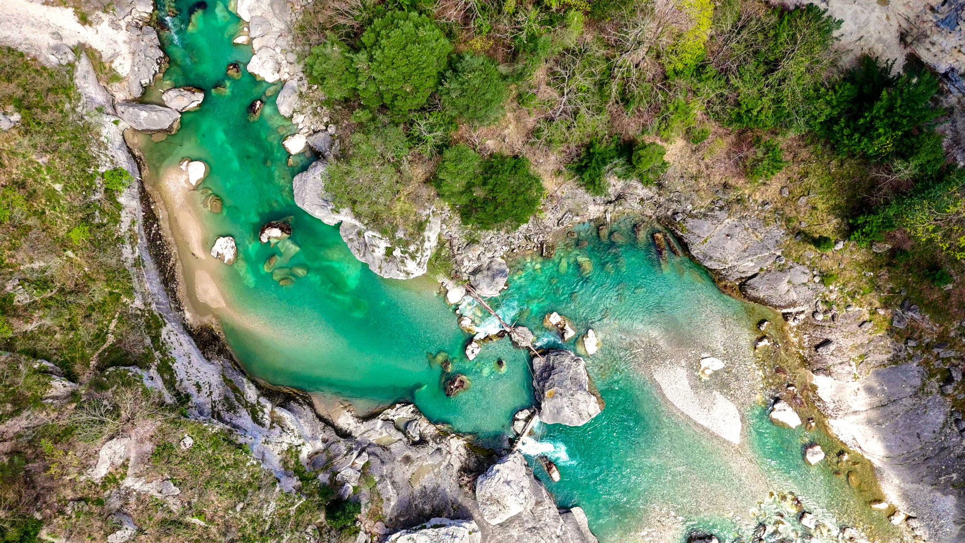 25 Minutes of Ambient Silent Hiking Alone in Early Spring in a Mediterranean Canyon
